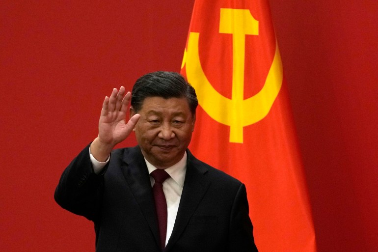 O presidente chinês Xi Jinping acena em um evento para apresentar os novos membros do Comitê Permanente do Politburo no Grande Salão do Povo em Pequim, domingo, 23 de outubro de 2022. (AP Photo/Andy Wong)