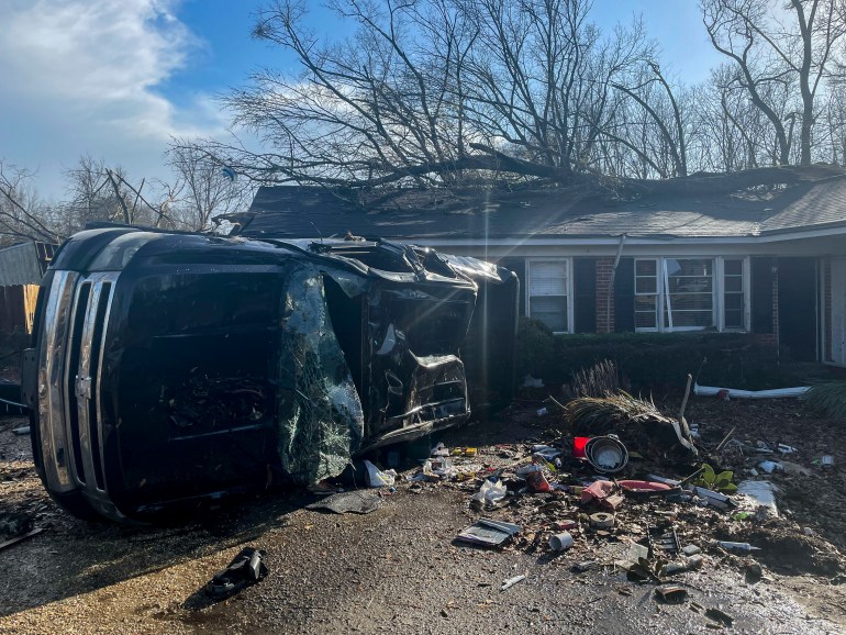Un vehículo dañado yace frente a una residencia, el jueves 12 de enero de 2023, en Selma, Alabama. 