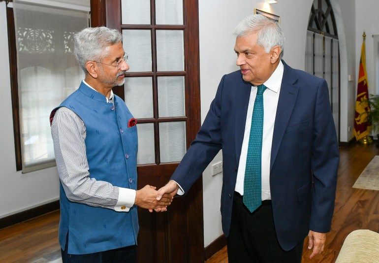 Министр иностранных дел Индии С. Джайшанкар обменивается рукопожатием с президентом Шри-Ланки Ранилом Викремесингхе.