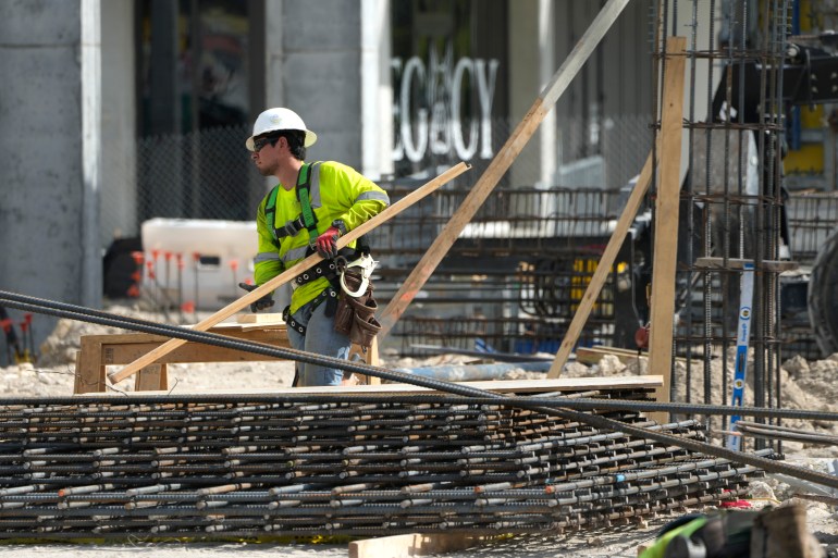 Les gens travaillent sur un chantier de construction, à Miami, en Floride, aux États-Unis