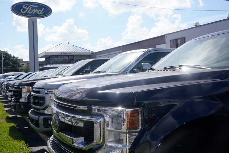 Des camions Ford F150 sont exposés chez un concessionnaire Gus Machado en Floride, aux États-Unis