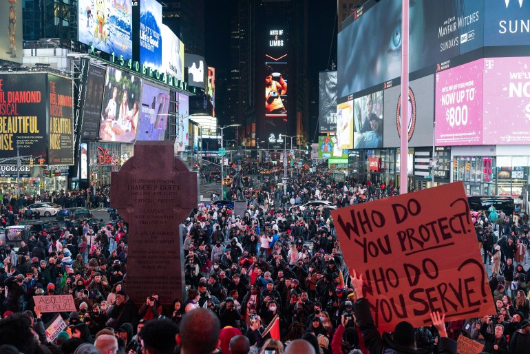 수백 명의 시위대가 토요일 뉴욕 타임스퀘어에서 시위를 벌이는 동안 모였습니다.