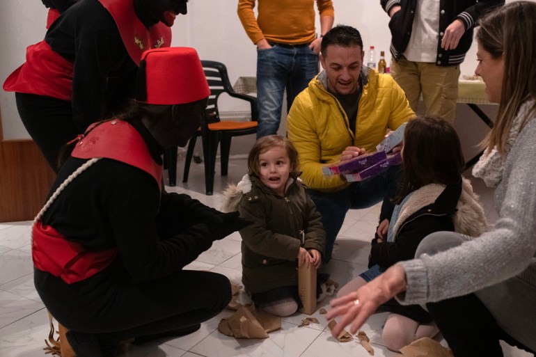 Mas ve Valdés ailelerinin çocukları Noel hediyelerini açıyor