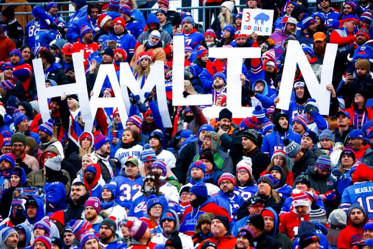 Buffalo futbol taraftarları bir maçta 'Hamlin' yazan bir tabela tutarlar.