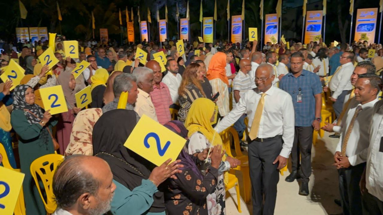 Le président des Maldives, Ibrahim Mohamed Solih, rencontre des partisans lors d'un événement de campagne à Addu, aux Maldives.