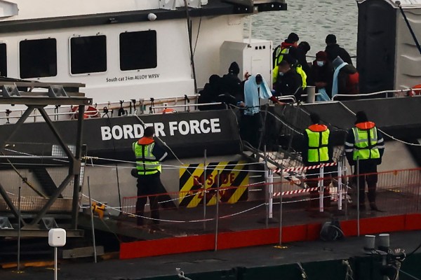 Вътрешното министерство на Великобритания казва че търсещите убежище пристигащи без