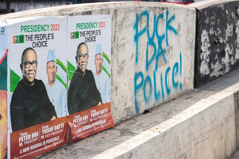 Cartazes de campanha de Peter Obi (L em cartazes), candidato presidencial do Partido Trabalhista