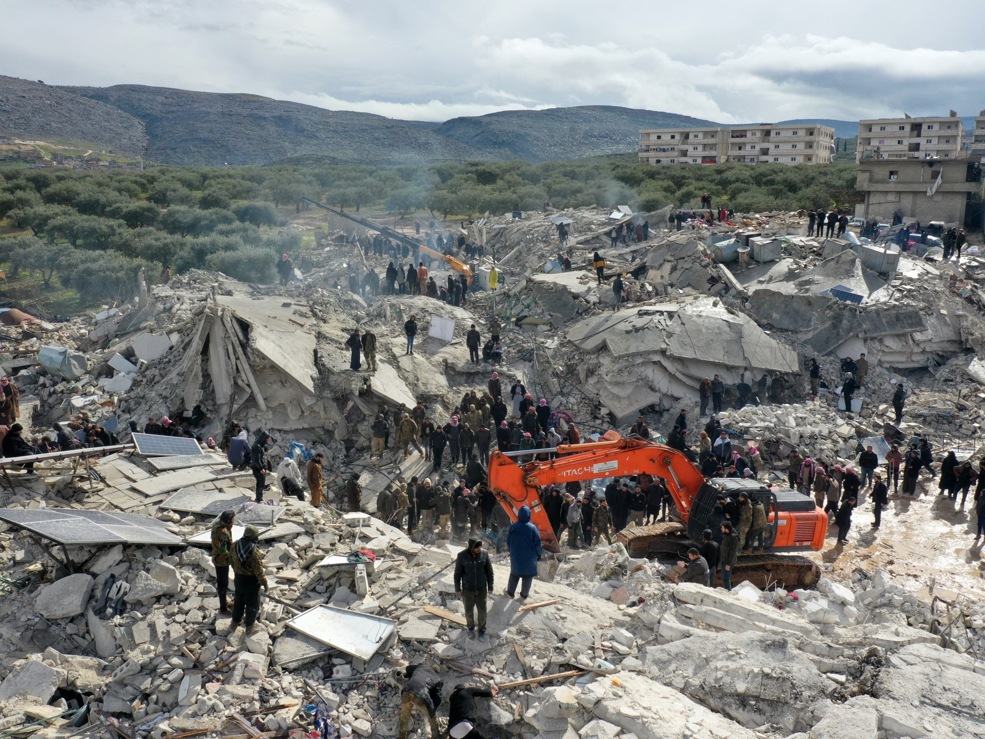 Les craintes grandissent pour les survivants piégés sous les décombres en Turquie et en Syrie
