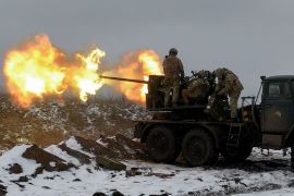 Ukrainian soldiers fire an anti-aircraft gun at a position near Bakhmut, Donetsk region, eastern Ukraine, 04 February 2023, amid Russia&#39;s invasion [EPA-EFE/Sergey Shestak]