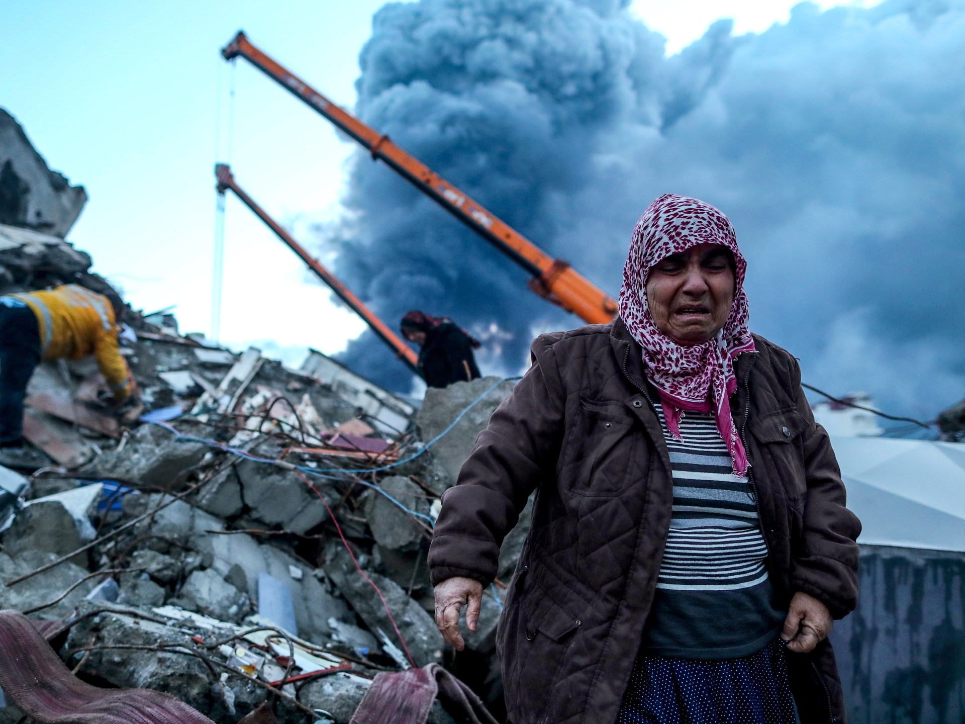 Les sauveteurs se bousculent pour retrouver les survivants du séisme en Turquie et en Syrie