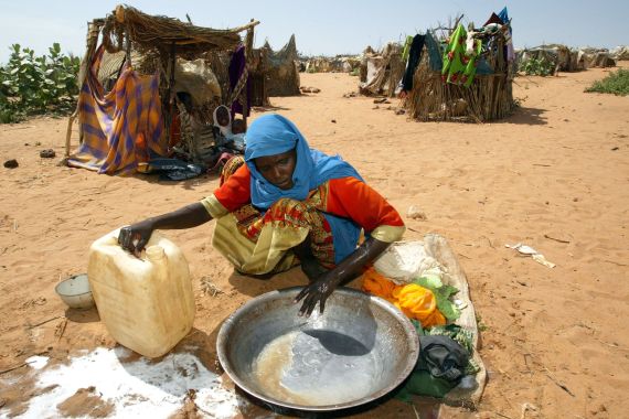 An Internally displaced Sudanese woman cleans her clothes in Riyad camp in west Darfur region of Sudan, September, 26, 2004. Visiting United Nations High Commissioner Ruud Lubbers who is touring Sudan after neighbouring Chad, said last week Sudan would have to give Darfur autonomy to end the conflict. REUTERS/Antony Njuguna AN/ABP