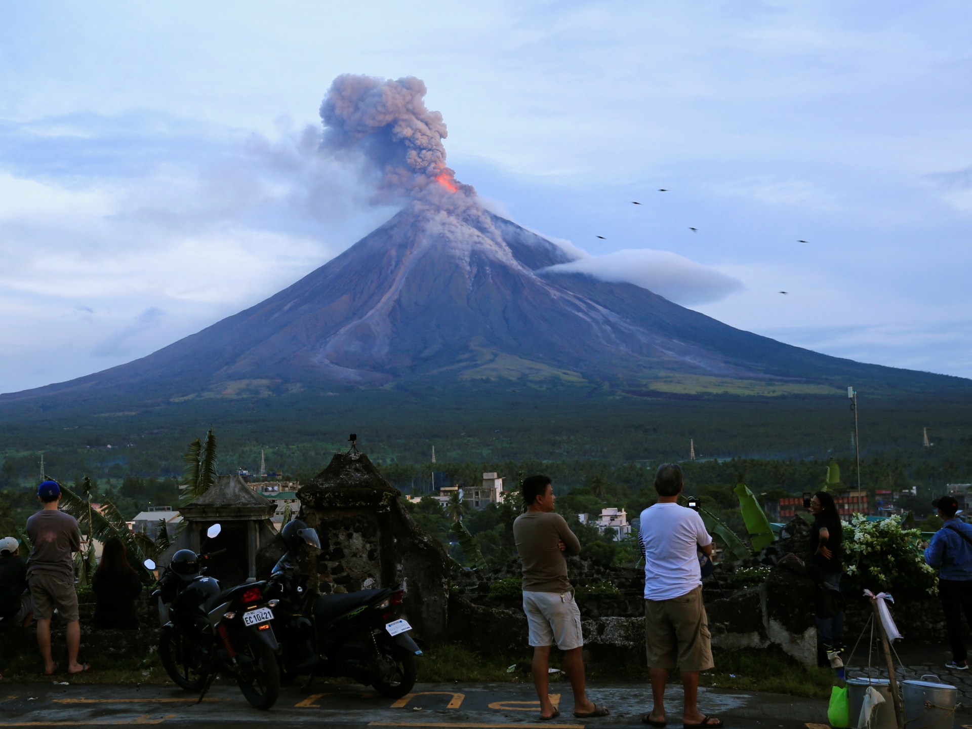 Petugas penyelamat di gunung berapi berisiko tinggi mencari pesawat Filipina yang jatuh |  Berita Gunung Berapi