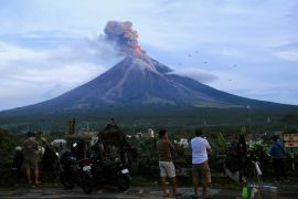 Residents watch the Mount Mayon volcano as it erupted anew in Daraga, Albay province, south of Manila, Philippines January 25, 2018. REUTERS/Romeo Ranoco