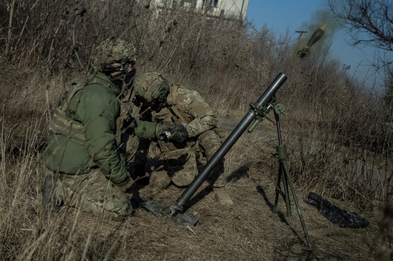 Des militaires ukrainiens tirent au mortier sur une ligne de front, alors que l'attaque de la Russie contre l'Ukraine se poursuit, à Bakhmut, dans la région de Donetsk, en Ukraine, le 27 janvier 2023. 