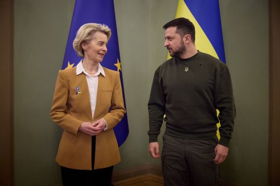 Ukraine's President Volodymyr Zelenskiy and European Commission President Ursula von der Leyen pose for a picture, as Russia's attack on Ukraine continues, ahead of EU summit in Kyiv