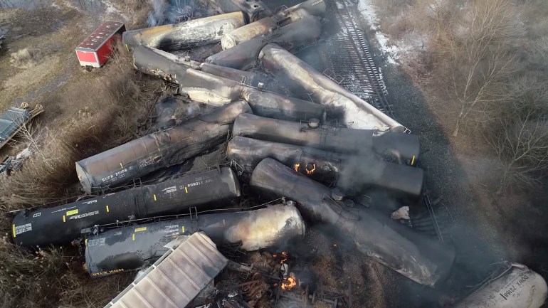 Des images de drones montrent le déraillement d'un train dans l'Ohio