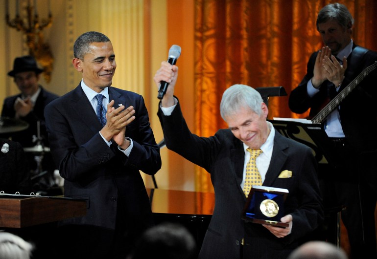 Burt Bacharach (R) stands with President Obama