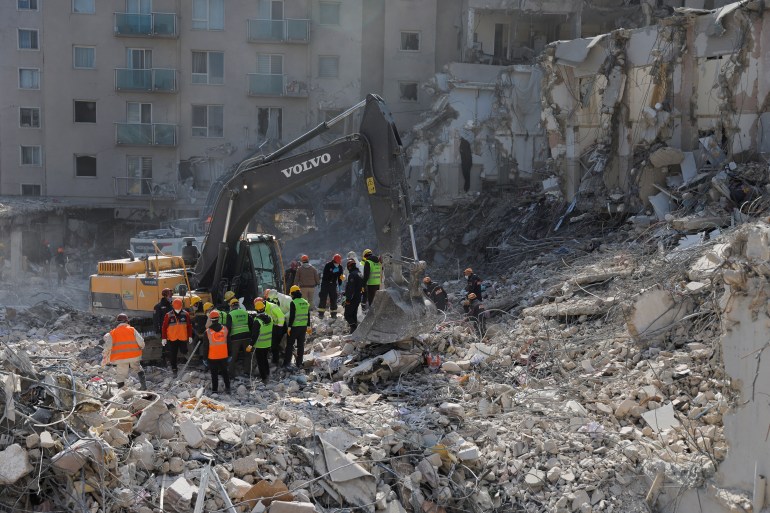 Antakya'da meydana gelen ölümcül depremin ardından hayatta kalanları arama çalışmaları sürerken hasardan bir görüntü