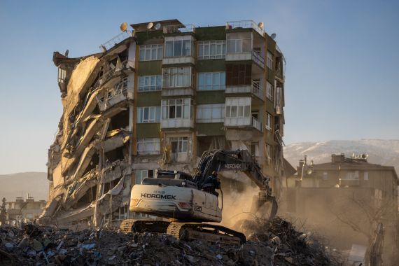 Uma escavadeira trabalha ao lado de um prédio danificado após um terremoto mortal em Kahramanmaras, Turquia, 17 de fevereiro de 2023. REUTERS/Maxim Shemetov,