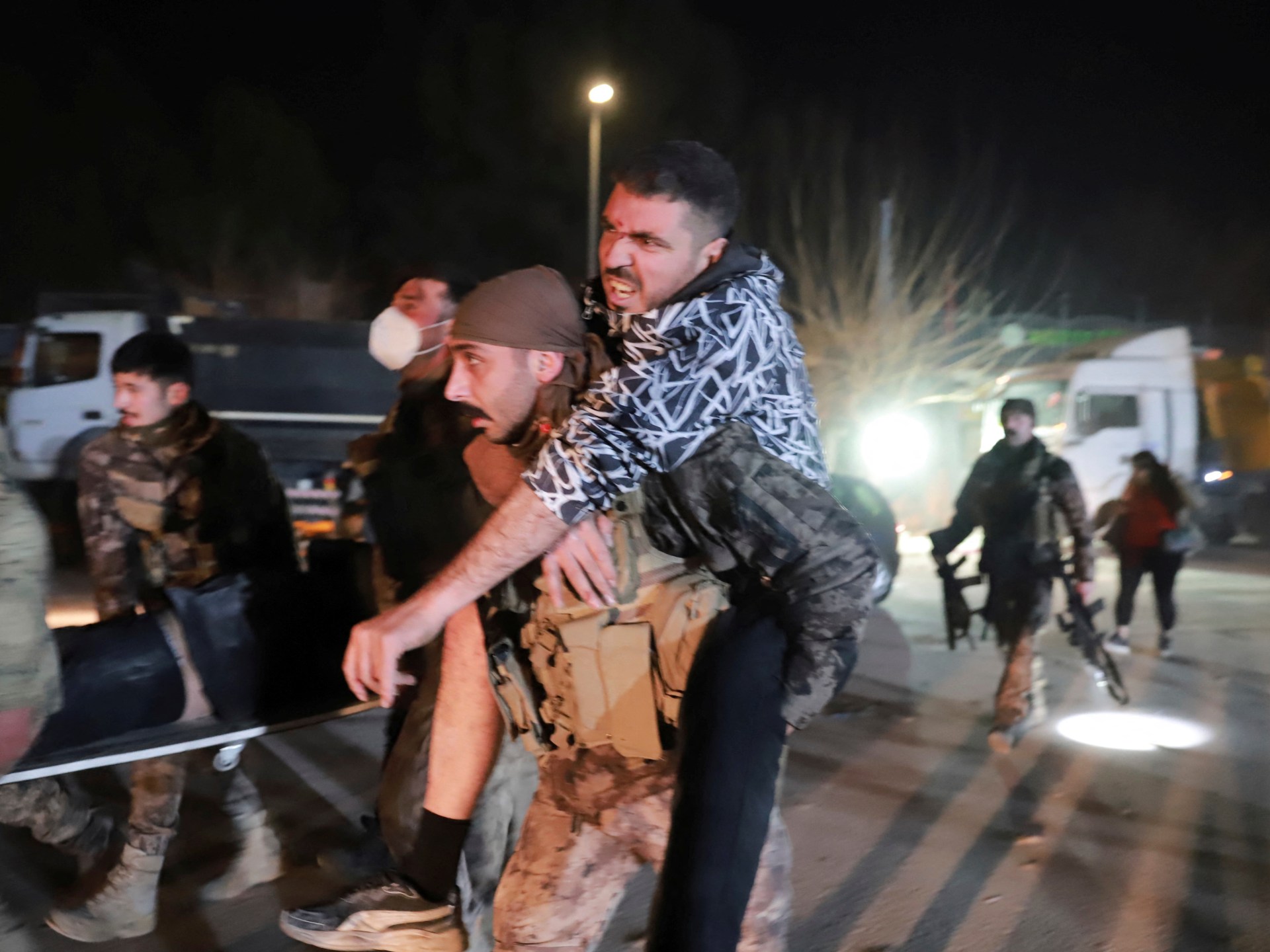 치명적인 지진이 터키와 시리아를 강타하여 공포를 불러일으킴 |  터키와 시리아 지진 뉴스