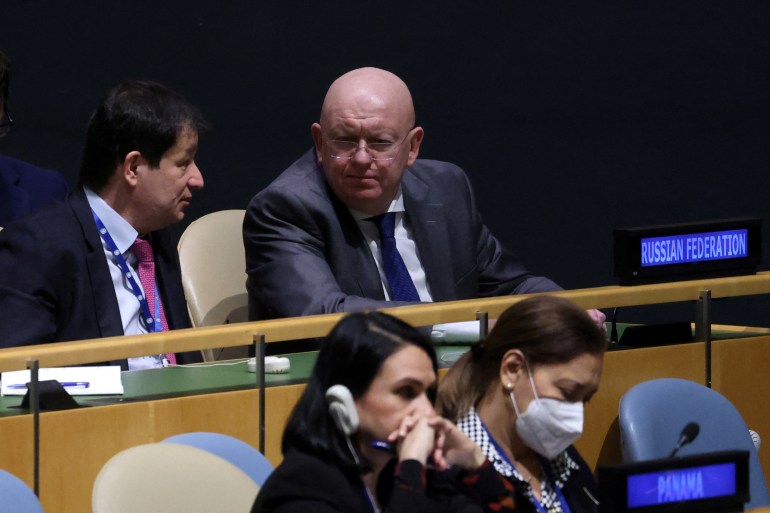 Duta Besar Rusia untuk PBB Vasily Nebenzya setelah pemungutan suara pada resolusi tersebut.  Dia mendengarkan seorang rekan dan terlihat murung.