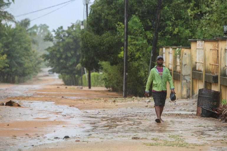 Un hombre camina cuando el ciclón Freddy tocó tierra en Vilanculos, Mozambique, el 24 de febrero de 2023.  UNICEF Mozambique/223/Alfredo Zuniga/via REUTERS Esta imagen fue proporcionada por un tercero. crédito obligatorio. Reventa prohibida. No hay archivo.