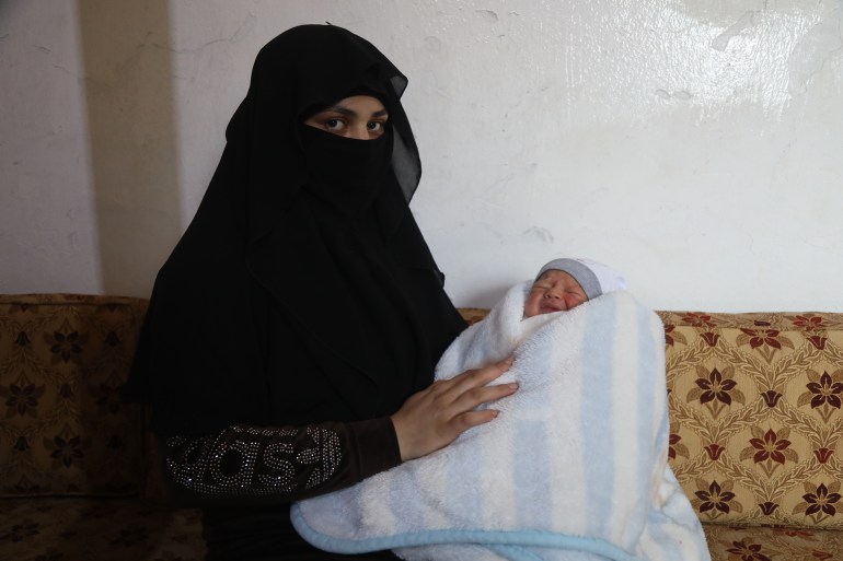 Sakhaa al-Mousa a perdu son mari et ses deux jeunes garçons lors du tremblement de terre, a donné naissance à un autre fils quelques jours après avoir été extraite des décombres à Atarib, dans le nord-ouest de la Syrie