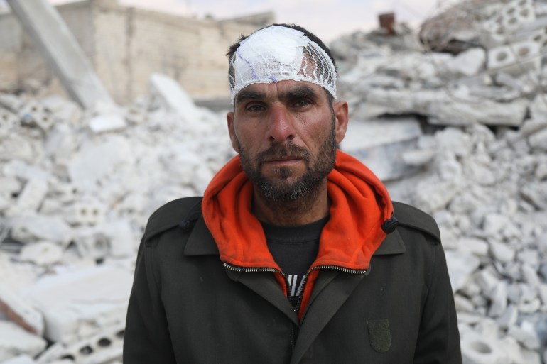 Mahmoud Omar al-Ormi pasa sus días visitando las tumbas de su familia y caminando entre los escombros en Atarib, al noroeste de Siria. 