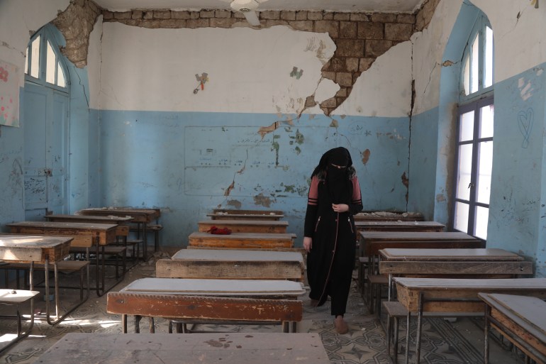 Jamila al-Turk mengajar kelas dua di Sekolah Pedesaan Harem dan kehilangan dua siswa karena gempa bumi