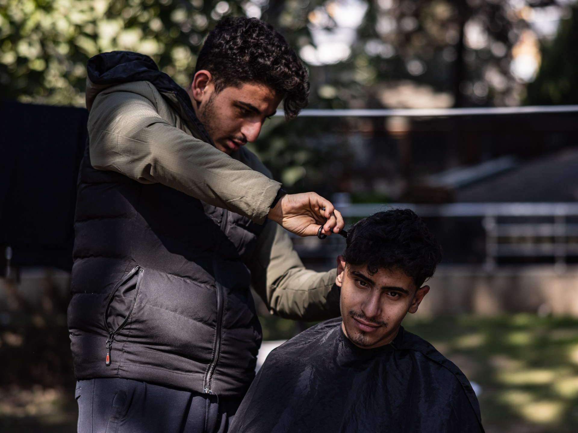Türkiye’deki deprem kampında ortalığı toparlayan genç bir berber |  Türkiye ve Suriye deprem haberleri