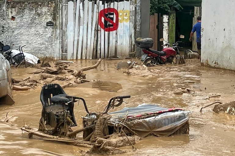 Sepeda motor terjebak di tengah lumpur, air dan puing-puing di Sao Sebastiao