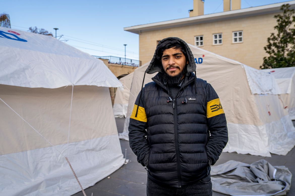 Abdul Kareem, originally from Afghanistan, decided to volunteer at one of the AFAD camps in Gaziantep, near the train station, to build tents for the victims of the quake. “I’m an expert in tent building, back at home I used to do that a lot, for different reasons,” he says.