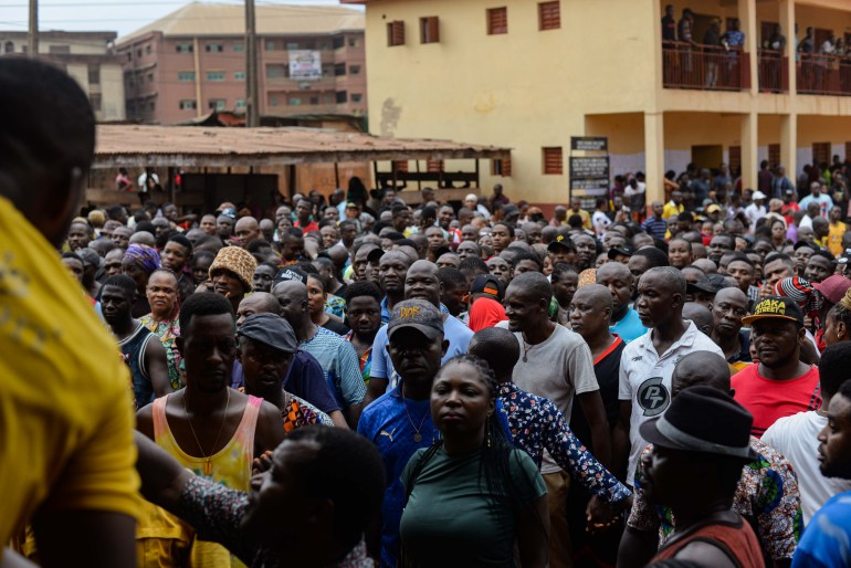 Ratusan orang menunggu berjam-jam di Sekolah Dasar Awada, Onitsha, Nigeria untuk memberikan suara dalam pemilihan presiden dan parlemen Sabtu, 25 Februari 2023 (Sam-Eze Chidera/Al Jazeera)