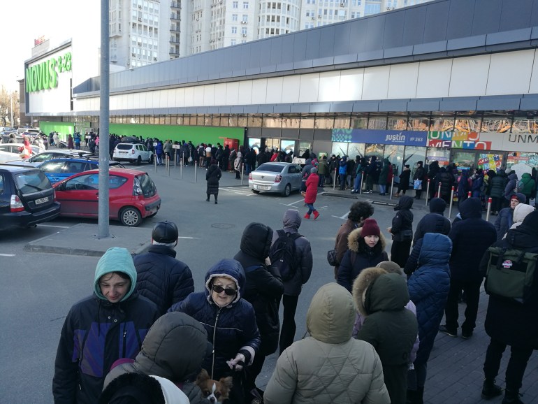 A-line-in-front-of-a-Kyiv-supermarket-on-Feb.-28-2022.jpg