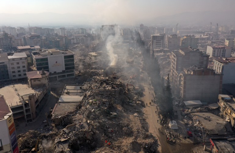 KAHRAMANMARAŞ, TÜRKİYE - 12 ŞUBAT: 7.7 ve 7.6 büyüklüğündeki depremlerin ardından arama kurtarma çalışmaları devam ederken çöken binaların havadan görünümü 