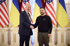 US President Joe Biden (L) meets Ukrainian President Volodymyr Zelenskyy in Kyiv [Ukrainian Presidency via Anadolu Agency]