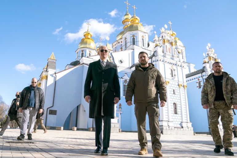 Presiden Joe Biden berjalan dengan Presiden Ukraina Volodymyr Zelenskyy di luar Katedral Kubah Emas St. Michael di Kiev, Ukraina.