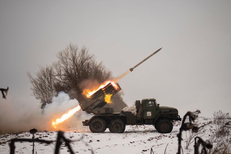 Ο ουκρανικός στρατός εκτοξεύει πολλαπλούς εκτοξευτές πυραύλων σε ρωσικές θέσεις στην περιοχή Χάρκοβο, Ουκρανία, Σάββατο, 25 Φεβρουαρίου 2023. Η κυβέρνηση Μπάιντεν δήλωσε την αλληλεγγύη της στην Ουκρανία με νέα δράση καθώς και ισχυρά λόγια την Παρασκευή, συσσωρεύοντας σαρωτικές νέες κυρώσεις στη Μόσχα και την έγκριση ενός νέου πακέτου όπλων 2 δισεκατομμυρίων δολαρίων για τον επανοπλισμό του Κιέβου ένα χρόνο μετά τη ρωσική εισβολή. (AP Photo/Vadim Ghirda)