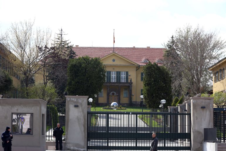 Agentes de segurança turcos na entrada da embaixada alemã em Ancara