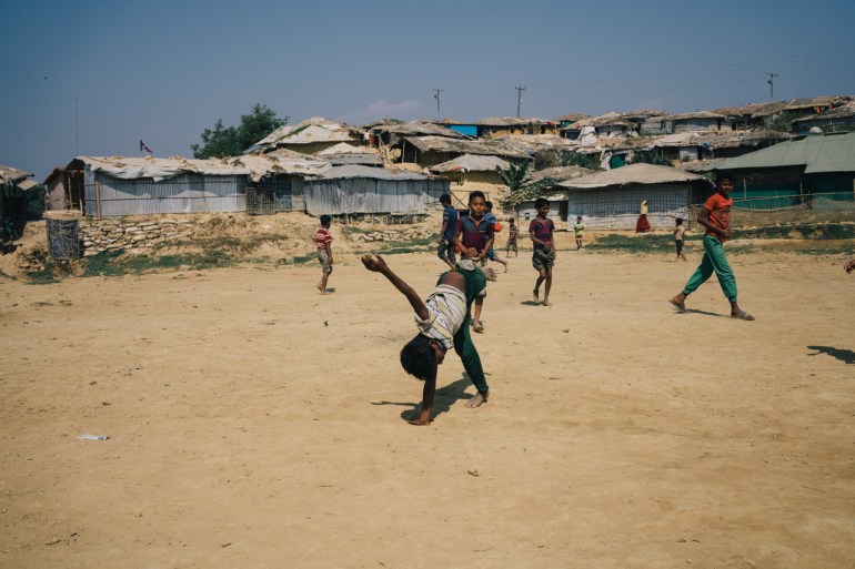 Anak-anak Rohingya bermain di kamp pengungsian