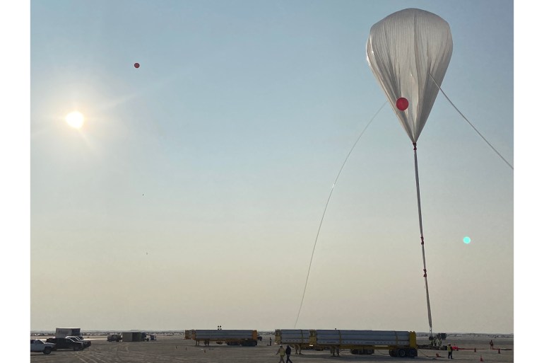 Balon de mare altitudine pentru a transporta o capsulă spațială sus în atmosferă 