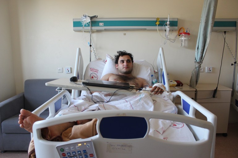 Marut Babaoğlu (26), montir mobil.  (Patrick Keddie/Al Jazeera)