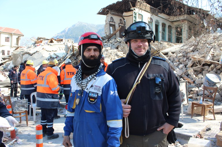 Mehmet Gürkan Tığoğlu, kiri, kepala tim penyelamat hewan Hatay Haytap di sebelah Michael Sehr, penyelamat hewan dari Jerman, di kota tua Antakya