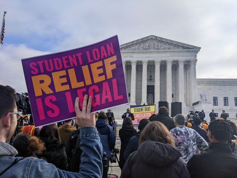 Para advokat untuk keringanan utang mahasiswa berkumpul di luar Mahkamah Agung AS