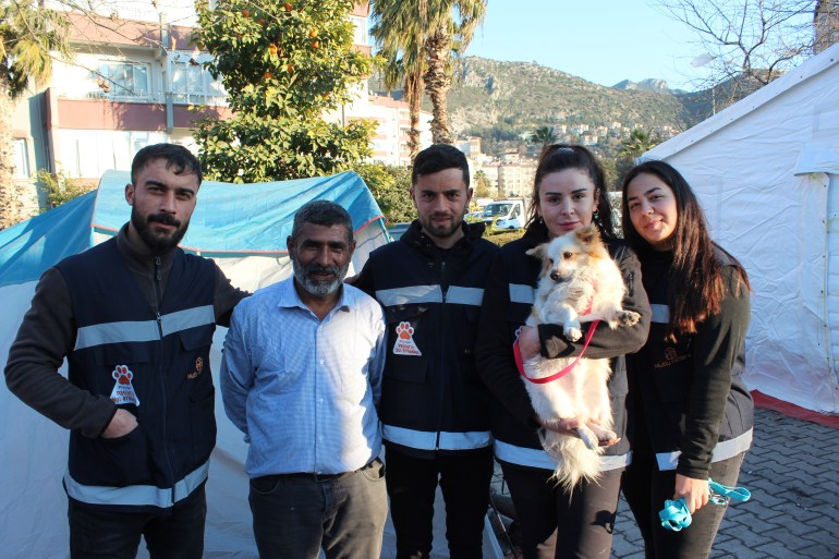 동물 복지 단체 Mutlu Patiler의 현장 코디네이터인 Rabia Öztürk가 그녀의 팀과 함께 Antakya에서 구조된 개를 안고 있습니다.