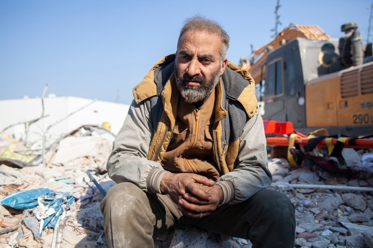 Mohamed, 46 ans, est assis près du site de sauvetage toute la journée et toute la nuit en attendant le moment venu pour que le corps de son frère soit extrait du même bâtiment