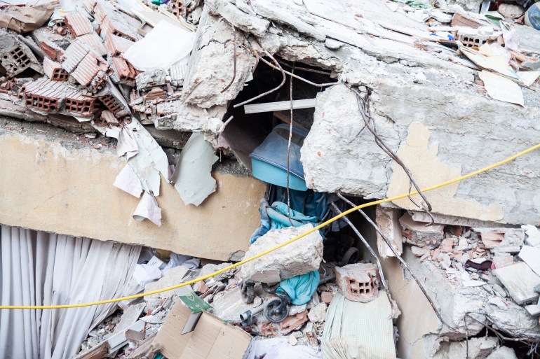 Детская коляска, застрявшая при разрушении одного из зданий, — наглядный признак того, насколько молоды жертвы землетрясения.