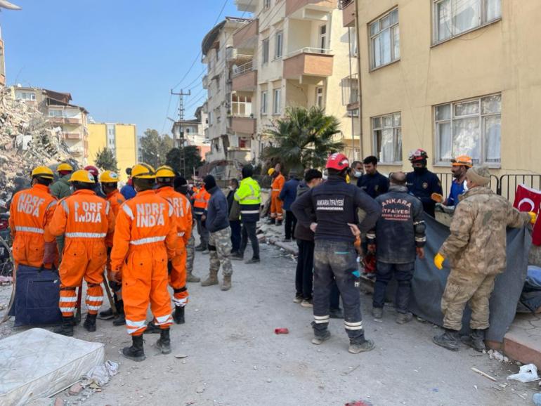 Tim pencarian dan penyelamatan India di kota Turki Antakya menemukan mayat di bawah reruntuhan