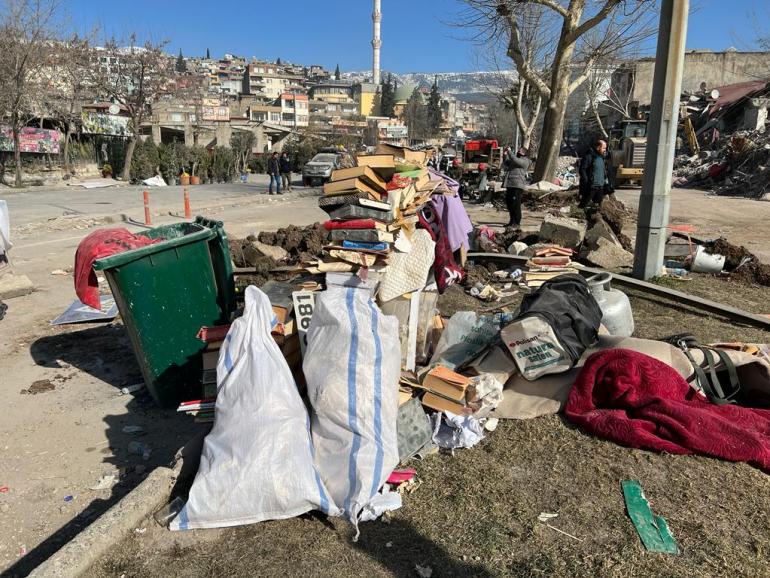 13 Şubat 2023'te kurtarma ekiplerinin çöken binaların altında bulduktan sonra, Kahramanmaraş, Türkiye'de kaldırımda yığılmış kitaplar. [Patrick Keddie/Al Jazeera]
