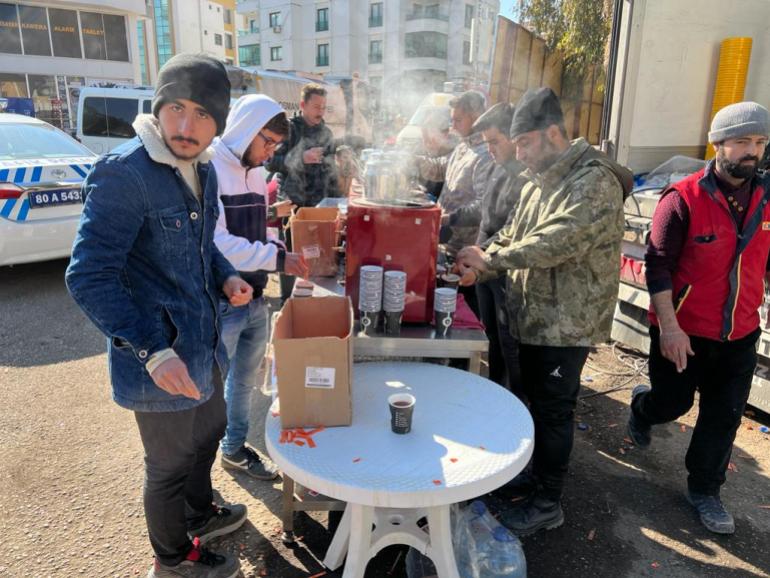 Volunteers financed by a company in Istanbul hand out tea and soup to survivors outside Osmaniye railway station [Patrick Keddie/Al Jazeera]